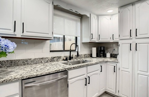 South Pinellas Community Council House | Mad Beach Bungalow w/Heated Pool - 4 Mins to Madeira Beach