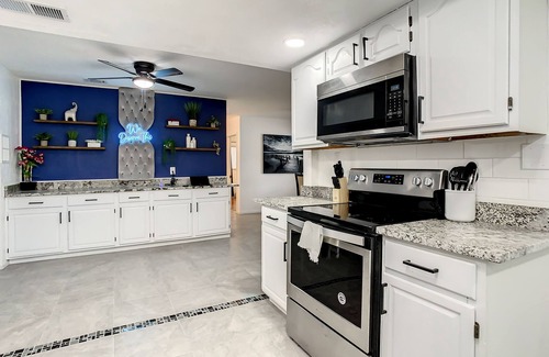 South Pinellas Community Council House | Mad Beach Bungalow w/Heated Pool - 4 Mins to Madeira Beach
