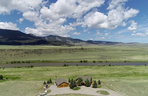 Cameron House | Madison River Front Montana Log Home: 4 bedrooms, 4 bathrooms VIEWS!!
