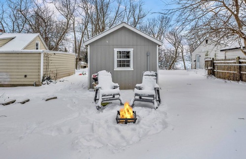 George Haywood's Lakefront Cottage | Madison's Lakeside Tiny Home Dream Getaway!