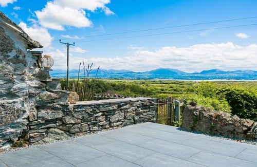 Dwyran Cottage | Maes y Ceirchdir - sleeps 10 guests in 5 bedrooms