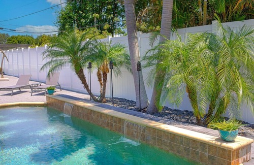 Conway House | Magazine like huge home w/pool city center/parks