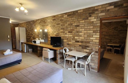Stawell Hotel | Magdala Motor Lodge & Lakeside Restaurant