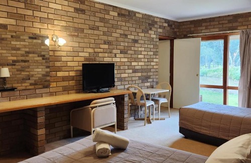 Stawell Hotel | Magdala Motor Lodge & Lakeside Restaurant