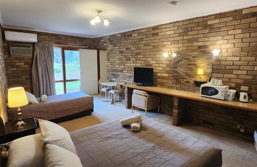 Stawell Hotel | Magdala Motor Lodge & Lakeside Restaurant