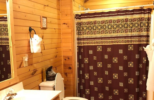 Valley Creek Run Cabin | MAGGIE FAVORITE 3/3 FAMILY LOG CABIN with GREAT VIEWS, LARGE GAME ROOM & HOT TUB