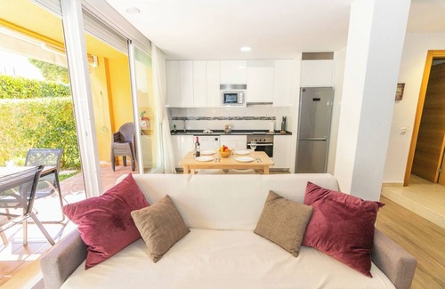 Los Canos de Meca Apartment | Magnífica duplex renovado con piscina garaje y jardín, frente a la playa de.