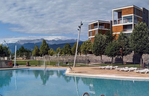 Abena Apartment | Magnífico Apartamento en Pirineos con Piscina y Cerca de Pistas de Esquí
