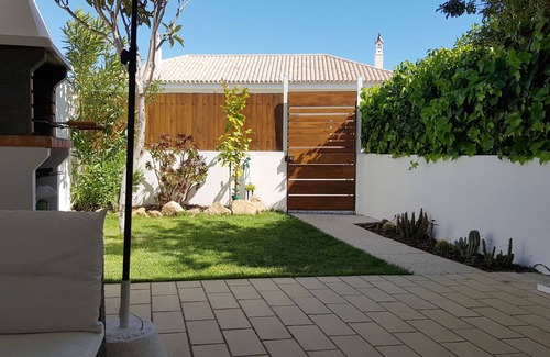Sesmarias Apartment | Magnific Studio with a cozy garden, 5 minutes to the beach