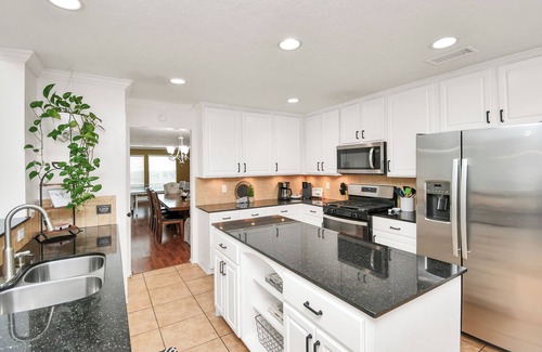 Atascocita House | Magnificent 6-BR w Pool & Spa 25 Mins Downtown LT