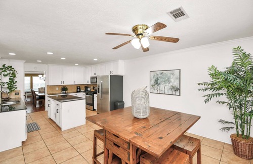 Atascocita House | Magnificent 6-BR w Pool & Spa 25 Mins Downtown LT