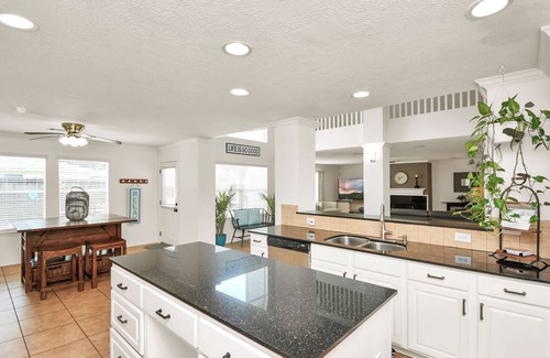 Atascocita House | Magnificent 6-BR w Pool & Spa 25 Mins Downtown LT