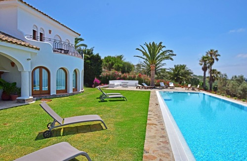 Atlanterra Ski Chalet | Magnificent andalusian style villa. FREE WIFI