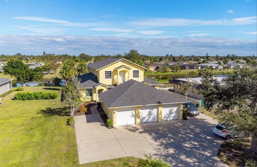 Oakland Hills Condo | Magnificent condo overlooking the Canal, close to golf courses.