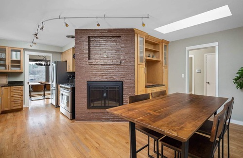 Oak Grove House | Magnificent Home on Banks of the Willamette River, Hot Tub, Fire-Pit, Cornhole, 9 Miles to Downtown