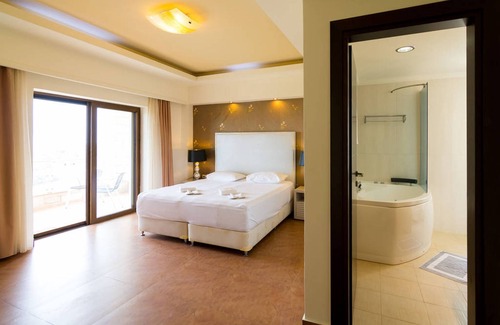 Anissaras Villa | Μagnificent view of the sea while enjoying your swim in the private pool