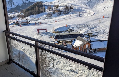 Le Corbier Apartment | MAGNIFICENT VIEW OF THE SLOPES, Departure and return skis at the foot of the resort center