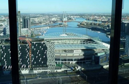 Melbourne Central Business District Apartment | MAGNIFICENT VIEWS CBD To Docklands & Bay