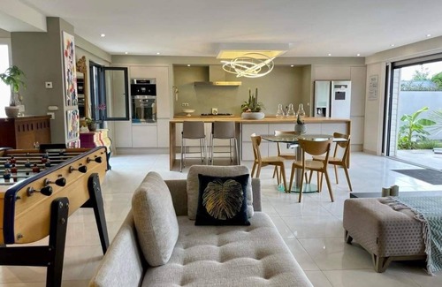 Ouistreham Villa | Magnificent Villa Poppies; 2mn walk from the beach, Sea, Garden, Jaccuzi & Table soccer