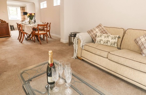 Bircotes Cottage | MAGNOLIA CORNER, pet friendly, with a garden in Tickhill