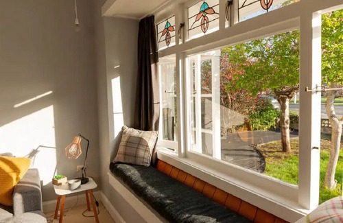 Napier House | Magnolia Cottage- cosy and stylish. Fully fenced for children and your familypet
