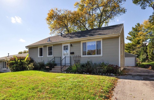 Rochester House | Magnolia House-4 Bdrm, 2 Bath - 2 Miles from Mayo Clinic/St. Mary's