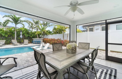 Naples Park House | Magnolia Manor - Heated Pool - Close to Beach!