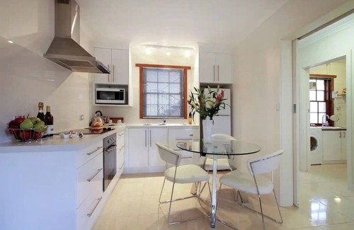 Battery Point Apartment | Magnolia on Colville Historic Riverside Elegance