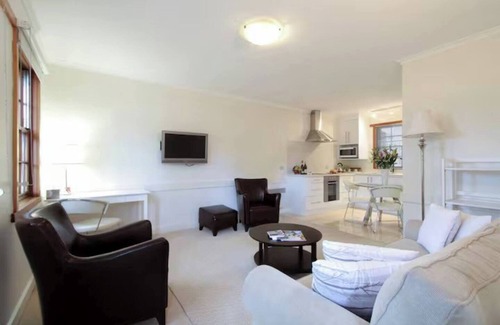 Battery Point Apartment | Magnolia on Colville Historic Riverside Elegance