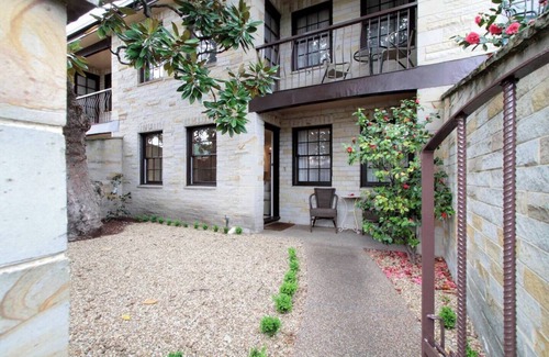 Battery Point Apartment | Magnolia on Colville Historic Riverside Elegance