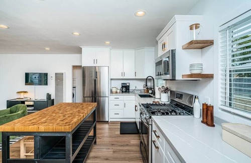 Coronado House | Magnolia Suite - Walk to Shops, Dining & Ferry