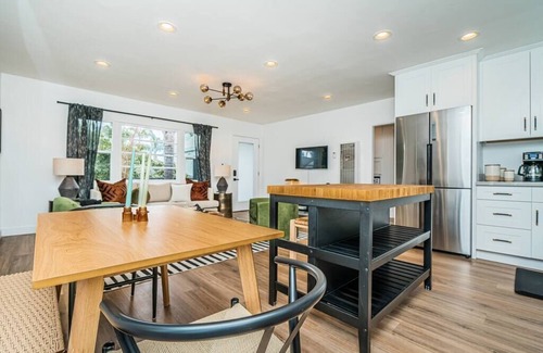Coronado House | Magnolia Suite - Walk to Shops, Dining & Ferry