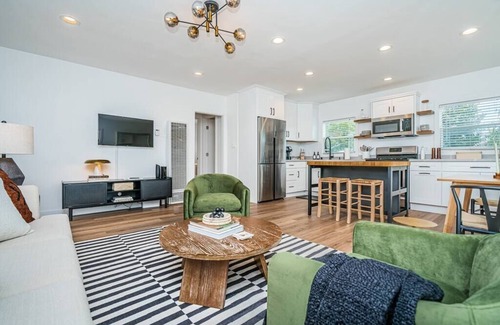 Coronado House | Magnolia Suite - Walk to Shops, Dining & Ferry