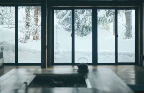 Myoko Cottage | MAHORA Nishinotani is an old private house inn built over 120 years ago. Surrounded by the nature of Myoko, enjoy hearth cooking, earthenware rice pots, and bonfires. 3 minutes from ski slopes, ideal for a stay to enjoy nature.