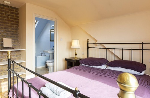 Maidenhead House | MAIDENHEAD HOUSE Victorian, near Windsor, Ascot. 20 mins train London. Sleeps 4