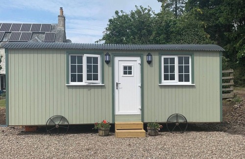 Perth Cabin | Mailer Farm, Woodhead Shepherds Hut - Sleeps 2