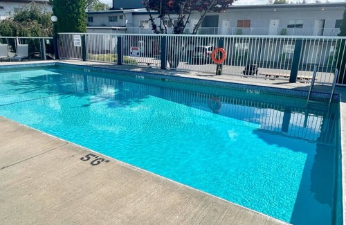 Okanagan-Similkameen Apartment | Main Beach Apartment with Outdoor Pool