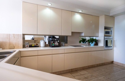 Main Beach Apartment | Main Beach Oasis, check in/out at your leisure