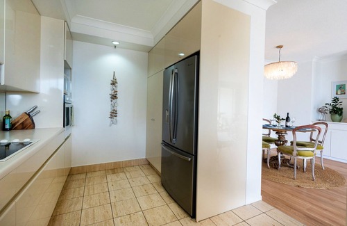 Main Beach Apartment | Main Beach Oasis, check in/out at your leisure