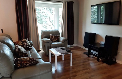 Northwest Calgary House | Main Floor, Wi-Fi Incl. (Nose Hill Park)