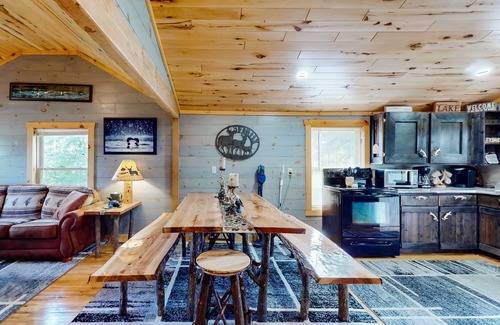 Mercer House | Main Level Cozy Home, Conveniently located near downtown by Lakes & Trails.
