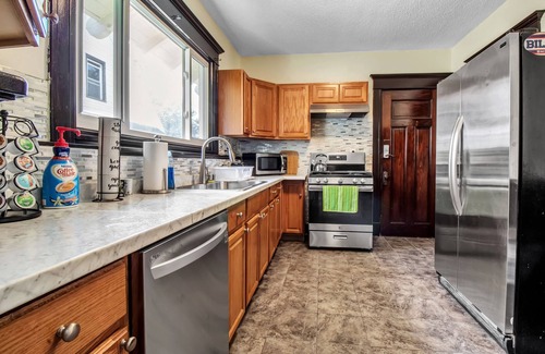 Buffalo Apartment | Main-Parkside Space Buffalo NY 3BR 1B Sleeps 6