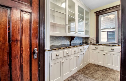 Buffalo Apartment | Main-Parkside Space Buffalo NY 3BR 1B Sleeps 6
