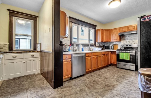 Buffalo Apartment | Main-Parkside Space Buffalo NY 3BR 1B Sleeps 6