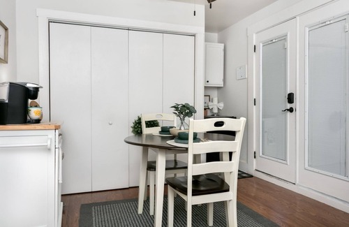 Fredericksburg Villa | Main Street Hideaway | Cozy Cottage | Queen Bed | Hot Tub