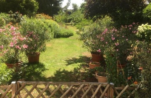 Vernon Bed & Breakfast | Maison Anne face to park in Vernon Giverny