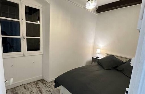 Lhuis House | Maison de Charme en Pierres, les Pieds Dans L'eau