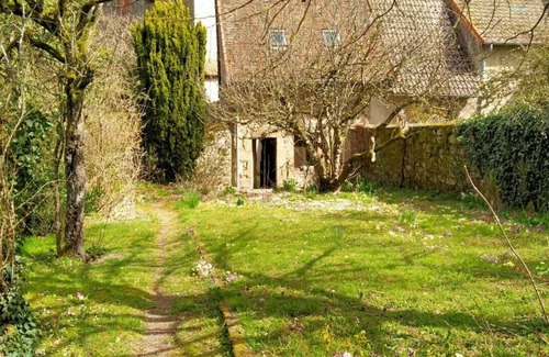 Toulon-sur-Arroux House | Maison de Village Avec Grand Jardin Très Calme