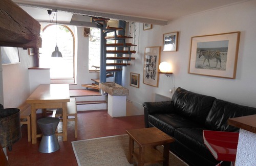 Coursegoules Apartment | Maison de Village Avec Balcon, vue Panoramique sur la Montagne, Four a Bois Wifi