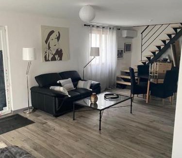 Peyssies House | Maison grand studio indépendant avec jardin et piscine communs